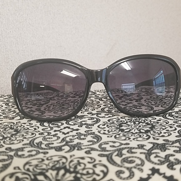 Oscar de la Renta black framed sunglasses - Picture 1 of 5
